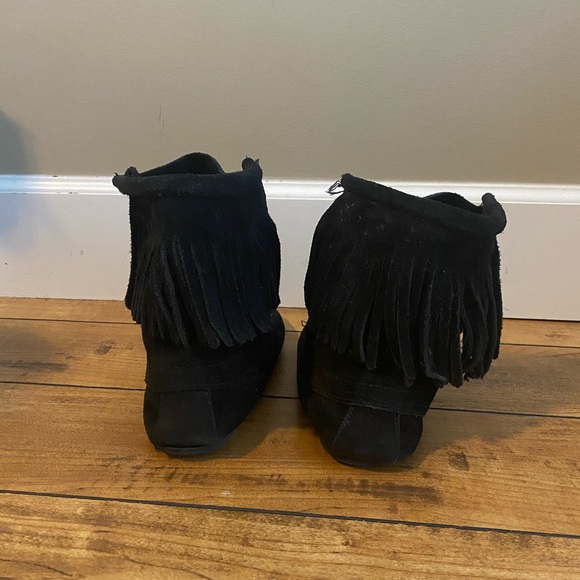 Minnetonka Moccasin boots - Picture 3 of 4